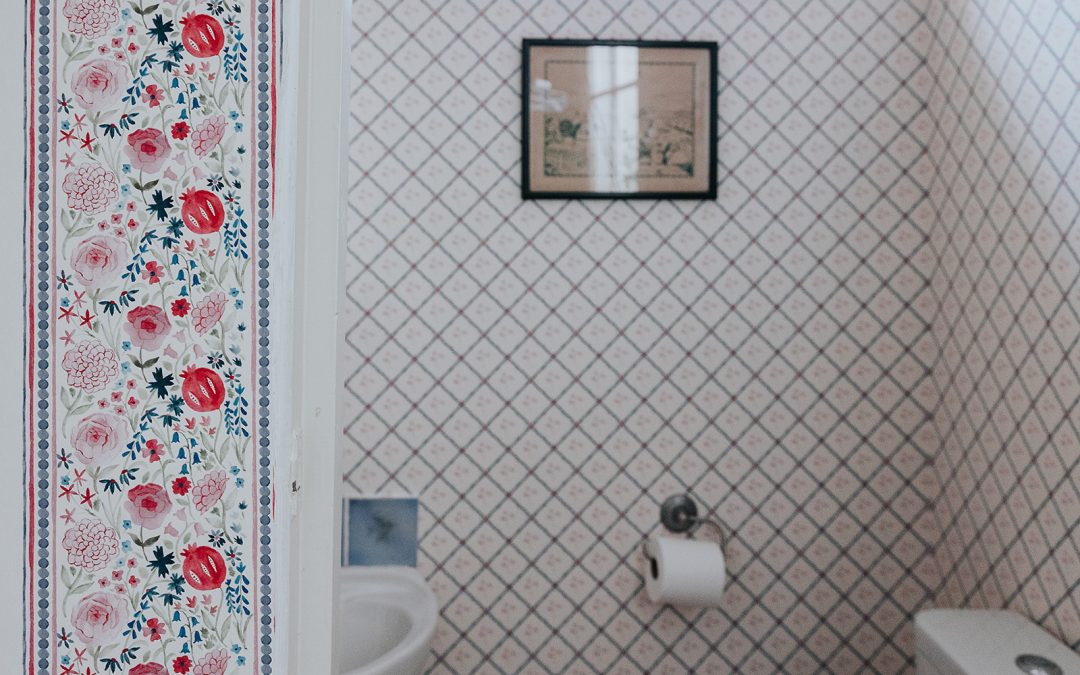 Timeless interior loo, with Matilda trellis wallpaper