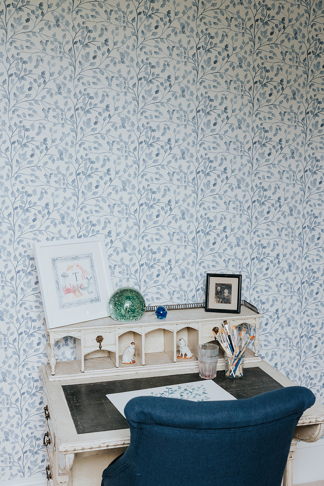 Matilda Trailing Leaves wallpaper helps create this heritage-led space.